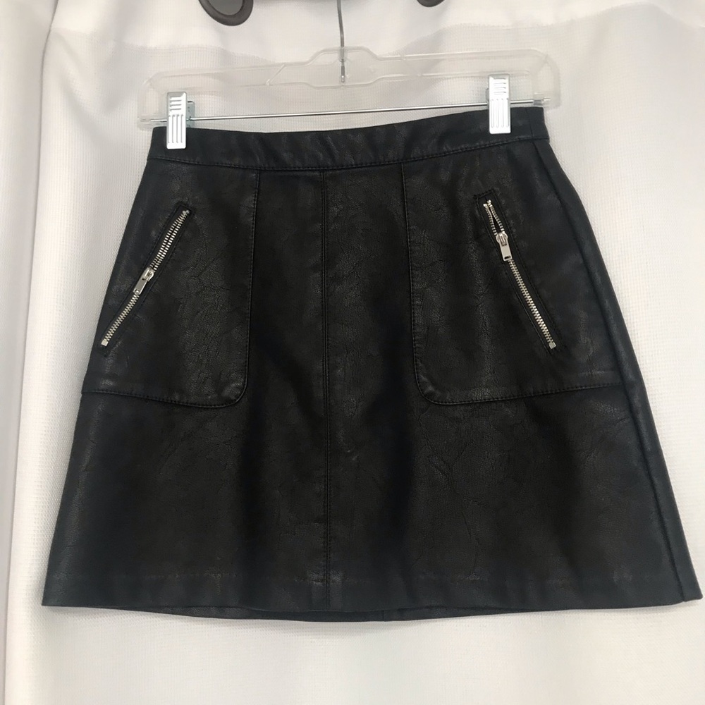 New Look Petite Leather Look Skirt with zipper - Picture 2 of 3